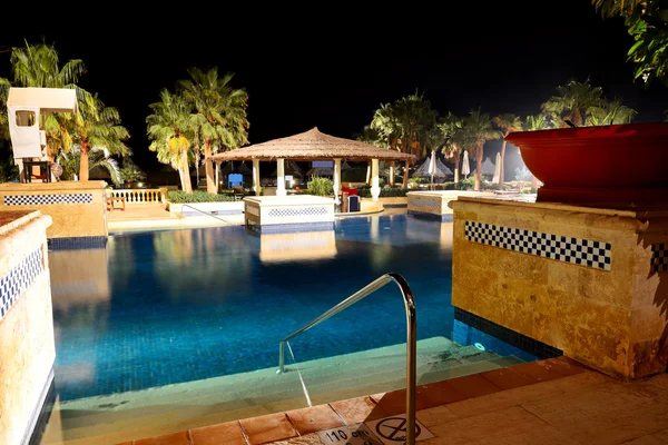 Piscine en éclairage nocturne à l'hôtel de luxe, Sharm e — Photo