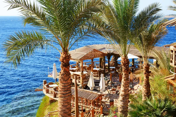 Outdoor restaurant and beach at the luxury hotel, Sharm el Sheik — Stock Photo, Image