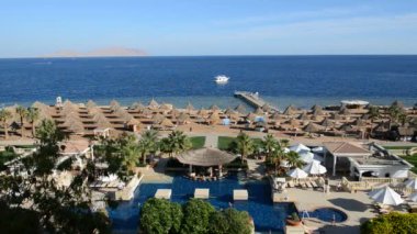 Yüzme Havuzu yakınındaki kumsalda lüks hotel, sharm el sheikh, Mısır