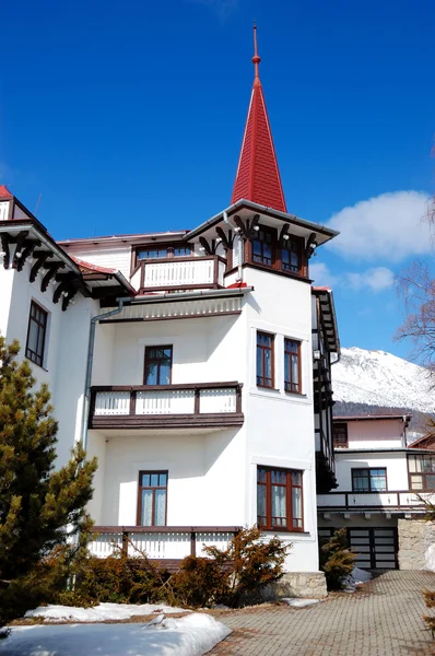 O hotel de luxo no Strbske Pleso ski resort, High Tatras, Slova — Fotografia de Stock
