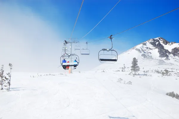 Cableway na popular estância de esqui em High Tatras Strbske pleso, Slo — Fotografia de Stock