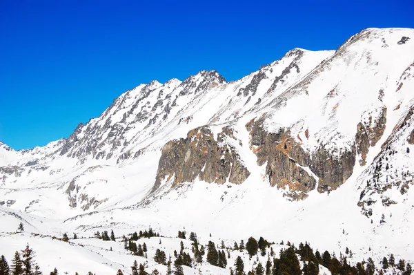 Bergen met sneeuw op strebske pleso skiresort, lage Tatra, sl — Stockfoto