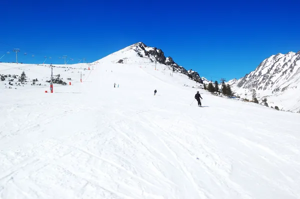 Skiërs rijden op een helling in strbske pleso skiresort, hoge tatra — Stockfoto