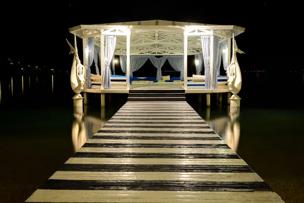 Edificio de relajación cerca de la playa en iluminación nocturna, Fethiye, T —  Fotos de Stock