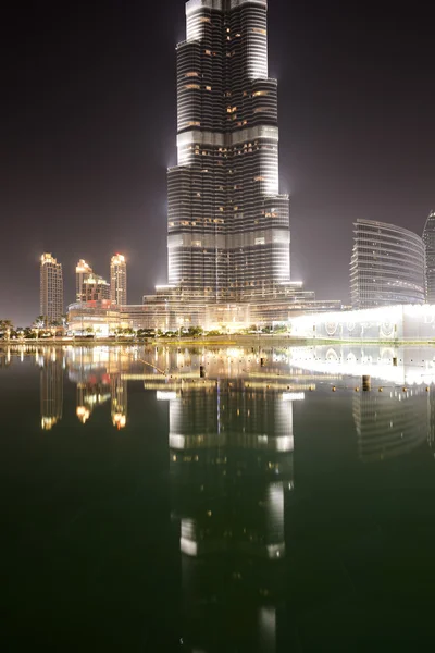 Dubai, uae - 9. September: der blick auf den burj khalifa und das menschengemachte — Stockfoto