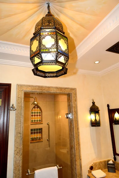 Ванная комната оформлена в арабском стиле в роскошном отеле, Дубай, U — стоковое фото