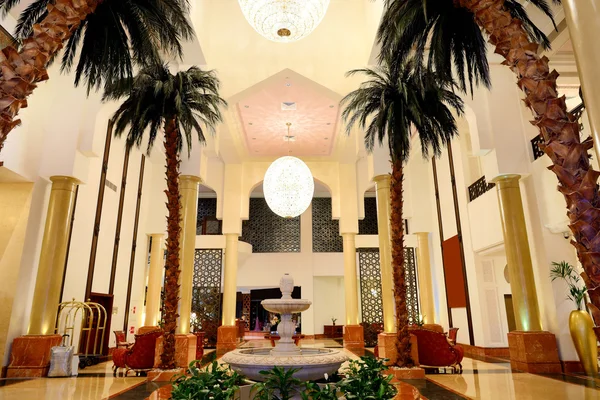 Lobby interior del hotel de lujo en la iluminación nocturna, Ajman , — Foto de Stock