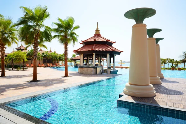 Het zwembad in de buurt van strand in Thaise stijl hotel op palm jumeira — Stockfoto