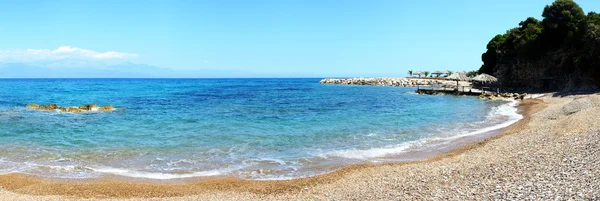 The panorama of beach on Ionian Sea at luxury hotel, Peloponnes, — Stock Photo, Image