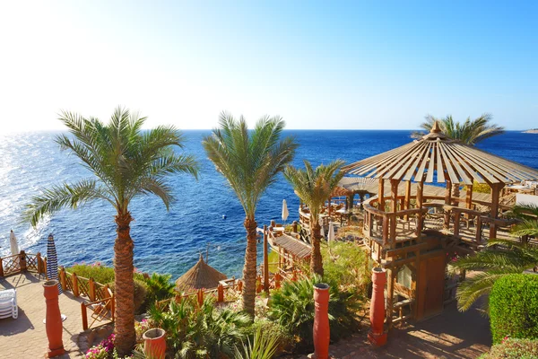 Outdoor restaurant and beach at the luxury hotel, Sharm el Sheik — Stock Photo, Image