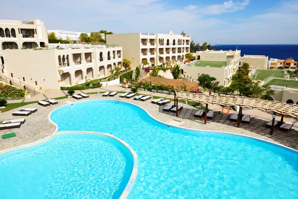 Piscina en hotel de lujo, Sharm el Sheikh, Egipto — Foto de Stock