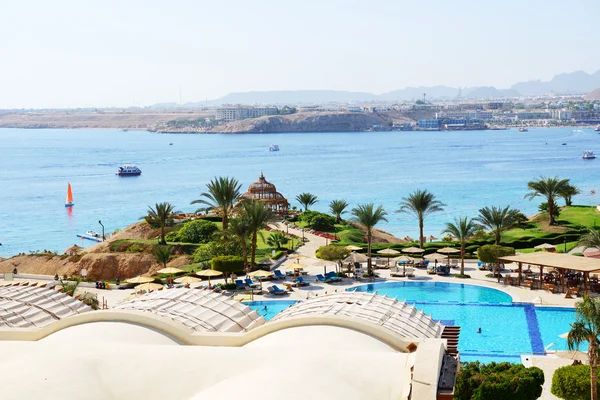 A praia no hotel de luxo, Sharm el Sheikh, Egito — Fotografia de Stock