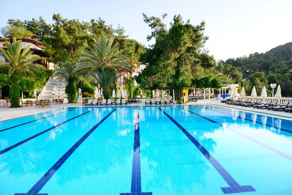 Schwimmbad auf türkischem Urlaubsort, Fethiye, Türkei — Stockfoto
