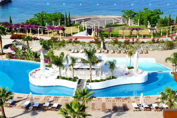 Le bar dans la piscine de l'hôtel de luxe, Bodrum, Turquie — Photo