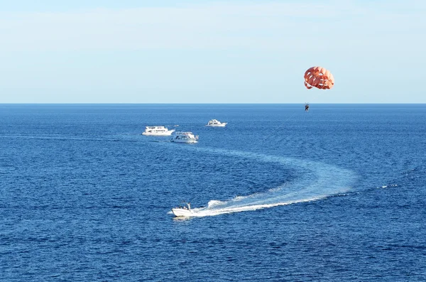 Parasailing at the resort, Sharm el Sheikh, Egypt — Stock Photo, Image