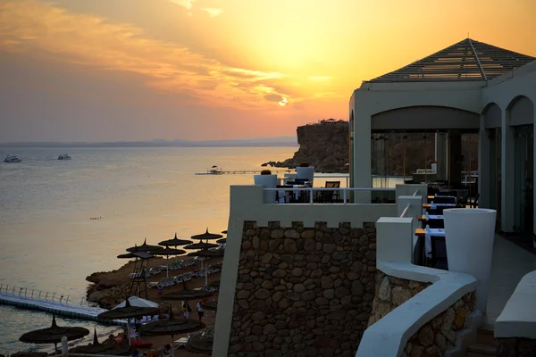Playa en el hotel de lujo durante la puesta del sol, Sharm el Sheikh, Egipto —  Fotos de Stock