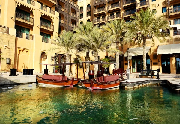 Άποψη του souk madinat jumeirah και abra σκάφη, Ντουμπάι, Ηνωμένα Αραβικά Εμιράτα — Φωτογραφία Αρχείου