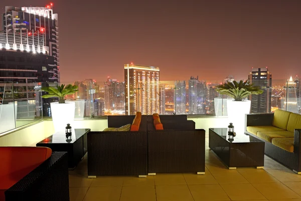 Der Blick auf Dubai City vom Wolkenkratzer in nächtlicher Illumination, du — Stockfoto