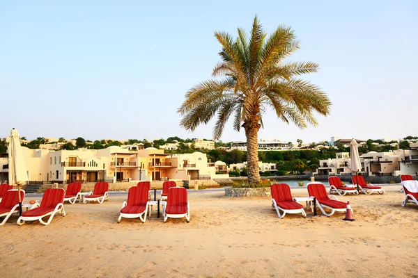 Plage de l'hôtel de luxe au coucher du soleil, Ras Al Khaima, EAU — Photo