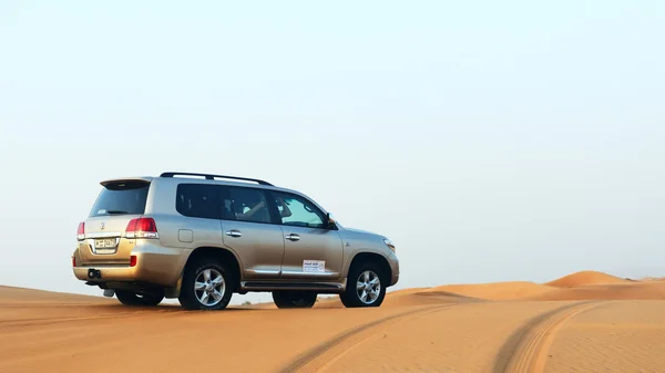 Dubaj, Spojené arabské emiráty - 12. září: výlet pouští Dubaje v terénním automobilem — Stock fotografie