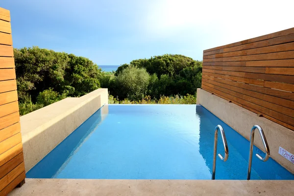 Piscina com vista mar por villa de luxo, Peloponnes, Grécia — Fotografia de Stock