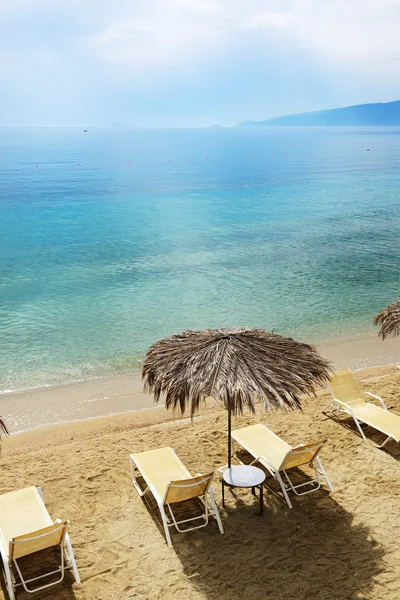 Ξαπλώστρες στην παραλία στο σύγχρονο ξενοδοχείο πολυτελείας, Πελλοπόνησος, Ελλάδα — Φωτογραφία Αρχείου