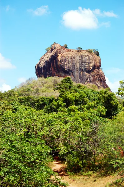 Der sigiriya (Löwenfelsen) ist eine alte Felsenfestung und Palast — Stockfoto