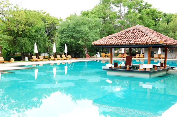 Bar przy basenie w hotelu luksusowy hotel, bentota, sri lanka — Zdjęcie stockowe