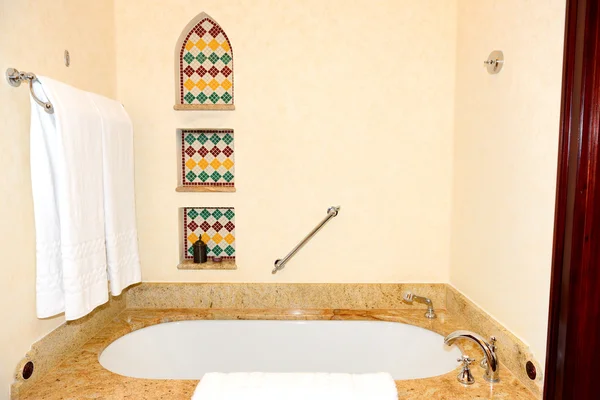 Baño en el hotel de lujo, Dubai, Emiratos Árabes Unidos — Foto de Stock