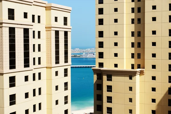 Der Blick vom Wolkenkratzer auf Gebäude und Palmenjumeirah, Dubai, — Stockfoto