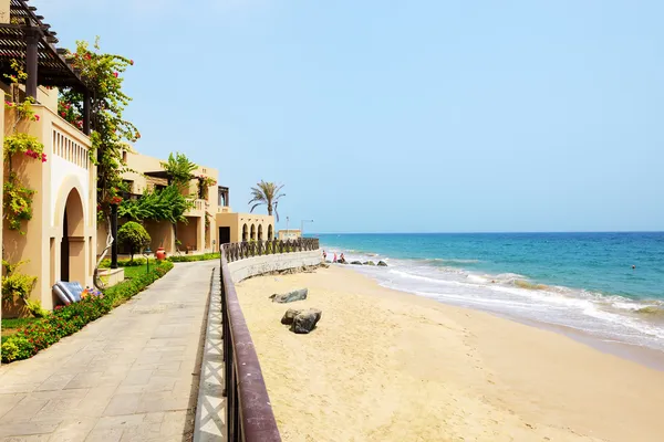 Pláž v luxusní hotel, fujairah, Spojené arabské emiráty — Stock fotografie