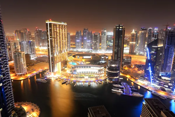 DUBAI, Emirados Árabes Unidos - SETEMBRO 8: A iluminação noturna da Marina do Dubai — Fotografia de Stock