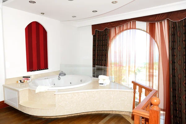 Lyxig lägenhet med jacuzzi badrum, bodrum, Turkiet — Stockfoto