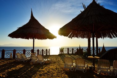 gündoğumu ve kumsalda lüks hotel, sharm el sheikh, Mısır