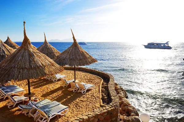 Nascer do sol e praia no hotel de luxo, Sharm el Sheikh, Egito — Fotografia de Stock