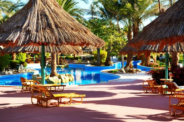 Плавательный бассейн в роскошном отеле Шарм-эль-Шейх, Египет — стоковое фото