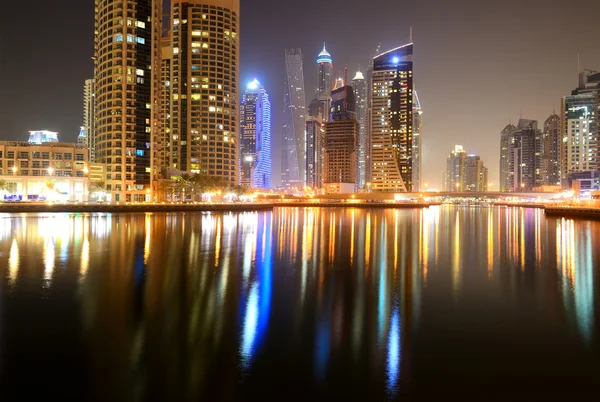 DUBAI, Emirados Árabes Unidos - SETEMBRO 11: A iluminação noturna de Dubai Marin — Fotografia de Stock