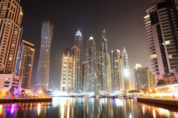 DUBAI, EAU - 11 DE SEPTIEMBRE: La Torre Cayan en iluminación nocturna — Foto de Stock