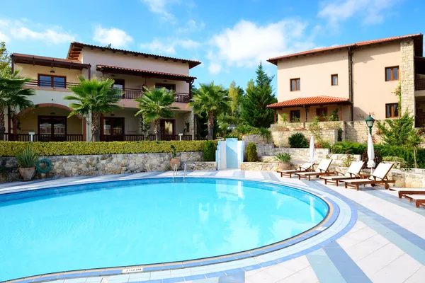 Swimming pool near villa at the luxury hotel, Halkidiki, Greece — Stock Photo, Image