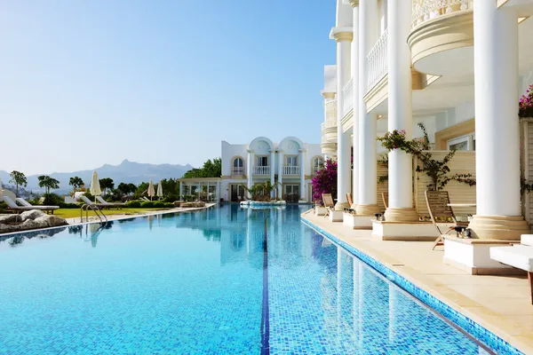 Pool i luksus villa, Bodrum, Tyrkiet - Stock-foto