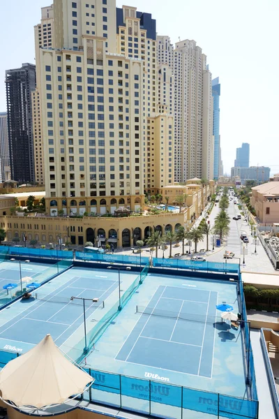 Dubai, Verenigde Arabische Emiraten - 12 september: de tennisbanen in de buurt van een wandeling op jume — Stockfoto
