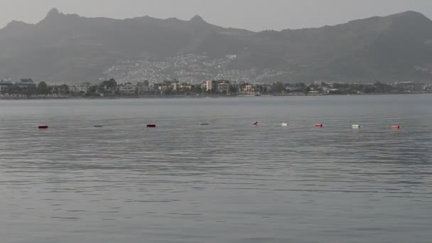 Panning la spiaggia sulla località turca, Bodrum, Turchia — Video Stock