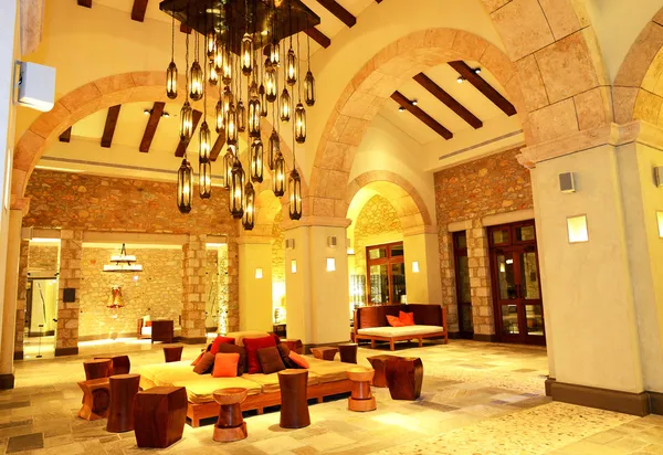O grande lustre no lobby em hotel de luxo em iluminação noturna — Fotografia de Stock