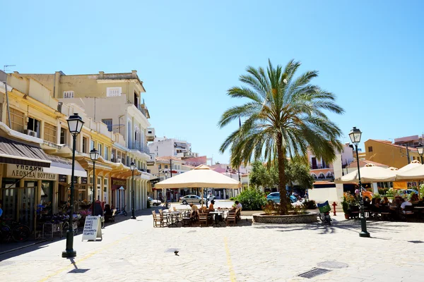 KALAMATA, GRÉCIA - JUNHO 7: A taberna ao ar livre com habitam local — Fotografia de Stock