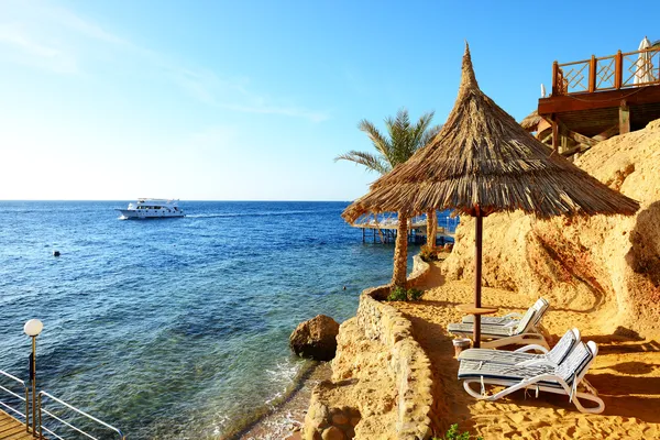 Salida del sol y playa en el hotel de lujo, Sharm el Sheikh, Egipto — Foto de Stock