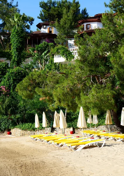 Пляж на средиземноморском турецком курорте, Фетхие, Турция — стоковое фото