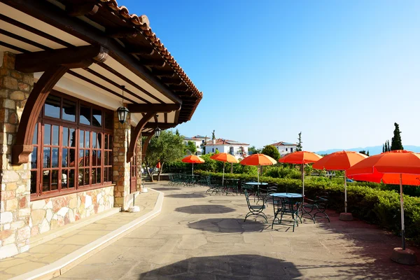 El restaurante al aire libre en el hotel de lujo, Peloponnes, Grecia — Foto de Stock