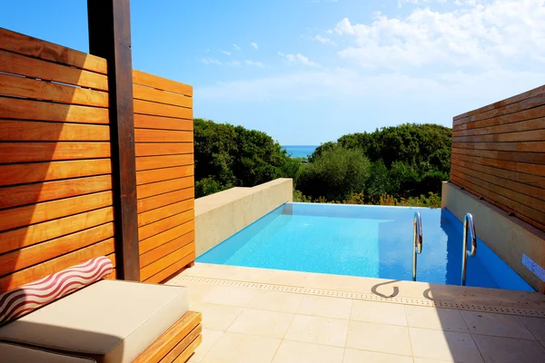 Piscina en villa de lujo con vistas al mar, Peloponnes, Grecia —  Fotos de Stock