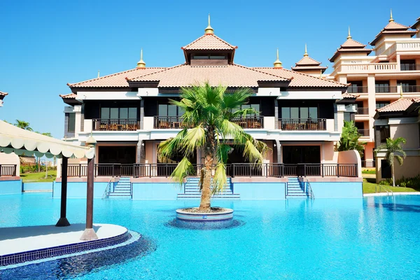 De luxe villa's in Thaise stijl hotel op palm jumeirah door de mens veroorzaakte — Stockfoto