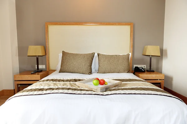 Apartment in the luxury hotel with apples on bed, Halkidiki, Gre — Stock Photo, Image